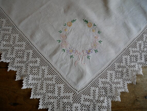 刺繍とフィレ クロシェ ボーダーのヴィンテージ リネン テーブルクロス 