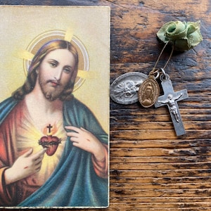 Crocifisso, ciondoli religiosi e biglietti