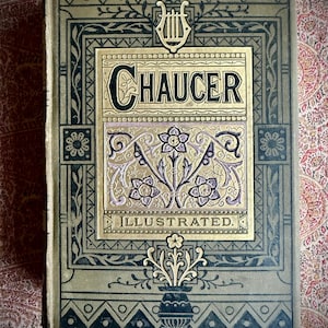 Op de afbeelding: Oude boekomslag met de titel "Chaucer" in zwarte letters. De omslag is versierd met gouden, groene en paarse bloemen- en geometrische patronen. Het woord "Illustrated" is ook zichtbaar.