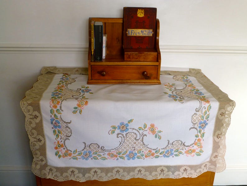 Vintage Linen Tablecloth with Hand Embroidered Cross Stitch /& Crochet Edging 102 x 95cm