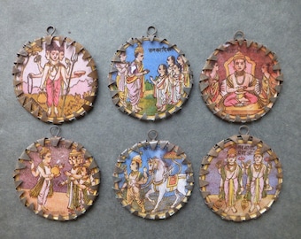 Alte hinduistische Gottheiten in schlichten Metallrahmen