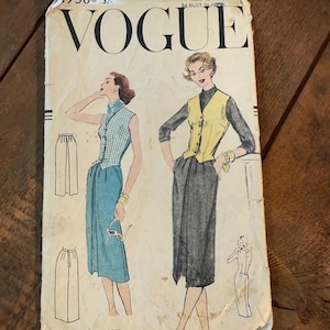 Op de afbeelding: Vintage Vogue naaipatroon uit 1950. De omslag toont illustraties van twee vrouwen in jurken en rokken. Het patroon is maat 14, met een borstomvang van 86 cm en een heupomvang van 91 cm. Het Vogue-logo is prominent aanwezig.
