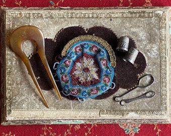 Caja victoriana de objetos coleccionables que incluye un monedero con microcuentas y dedales de plata esterlina