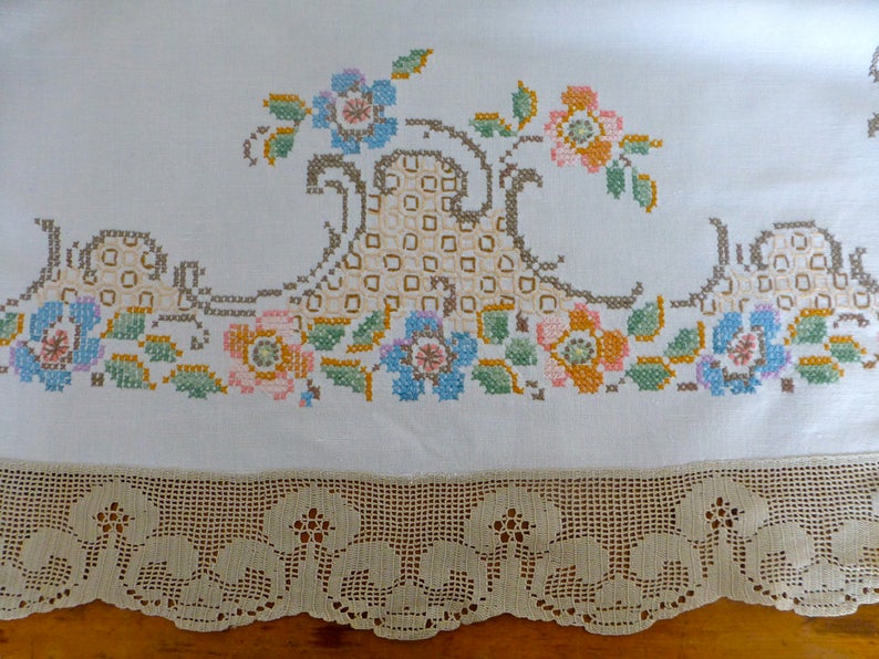 Vintage Linen Tablecloth with Hand Embroidered Cross Stitch /& Crochet Edging 102 x 95cm
