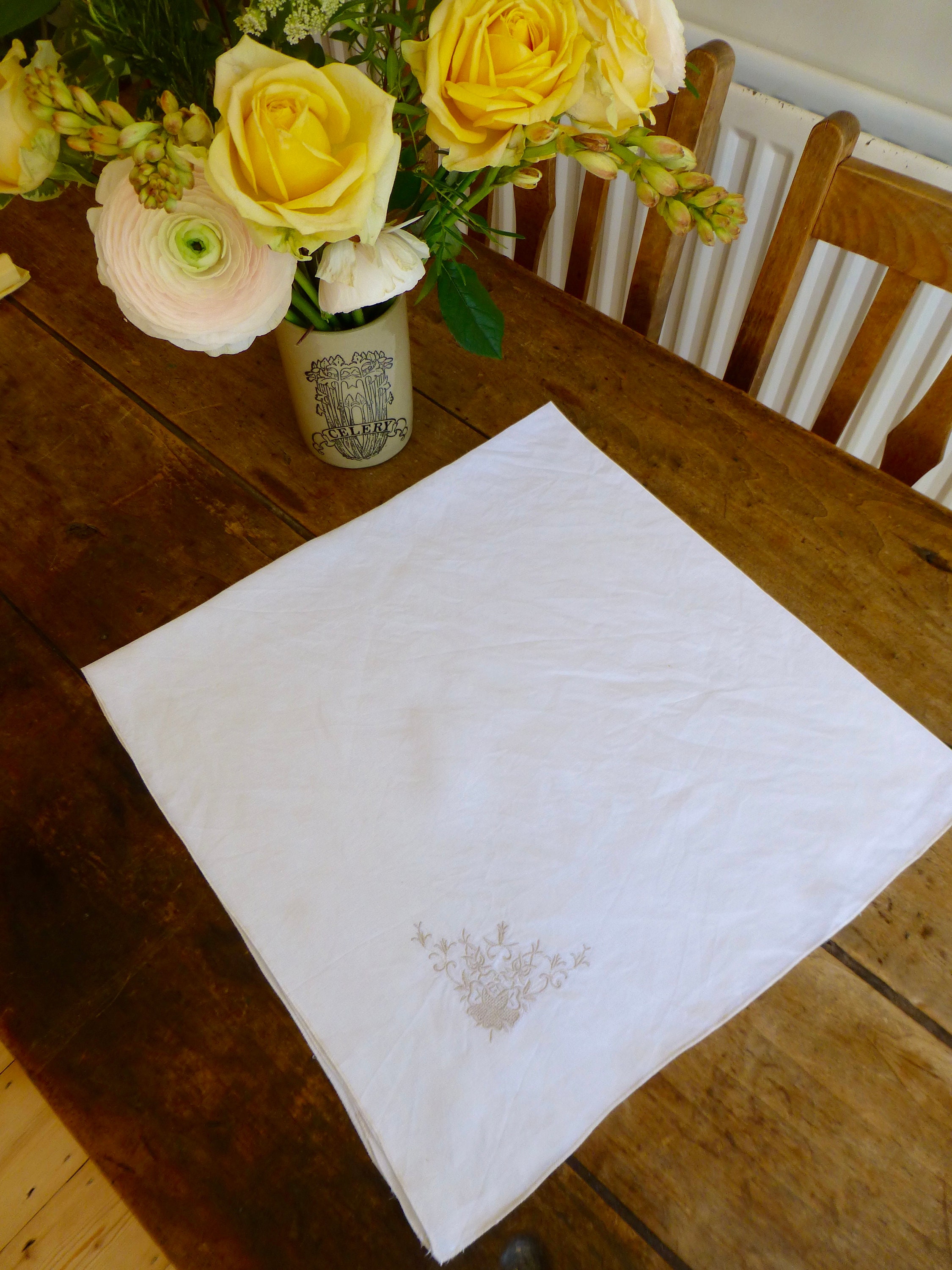 table en coton crème vintage avec Broderie Machine 85cm Sq