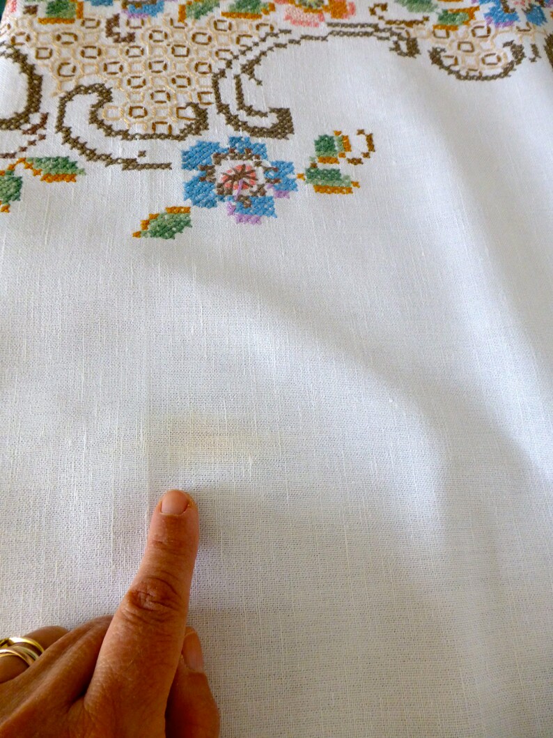 Vintage Linen Tablecloth with Hand Embroidered Cross Stitch /& Crochet Edging 102 x 95cm