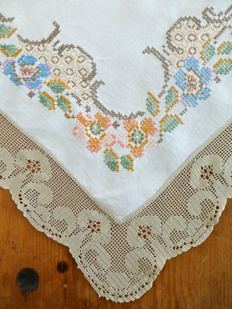 Vintage Linen Tablecloth with Hand Embroidered Cross Stitch /& Crochet Edging 102 x 95cm