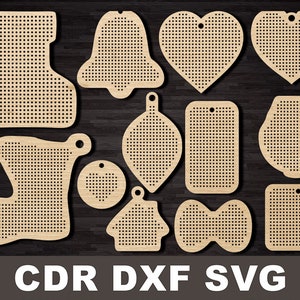 Peut inclure: Un ensemble de 12 formes d'ornements de Noël en bois avec un motif quadrillé pour le point de croix. Les formes comprennent une chaussette, une cloche, un cœur, un nœud, une étoile et plus encore.