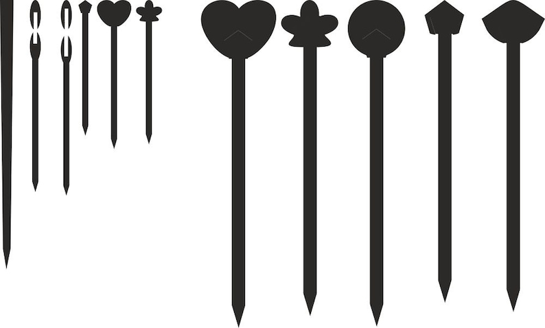 Pu&ograve; includere: Un set di dieci bastoncini neri per cake pops con diversi topper a forma di cuore, fiore, cerchio, quadrato e lacrima.