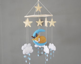 Handgemachtes Babymobil mit Hirsch-, Mond- und Filzwolken