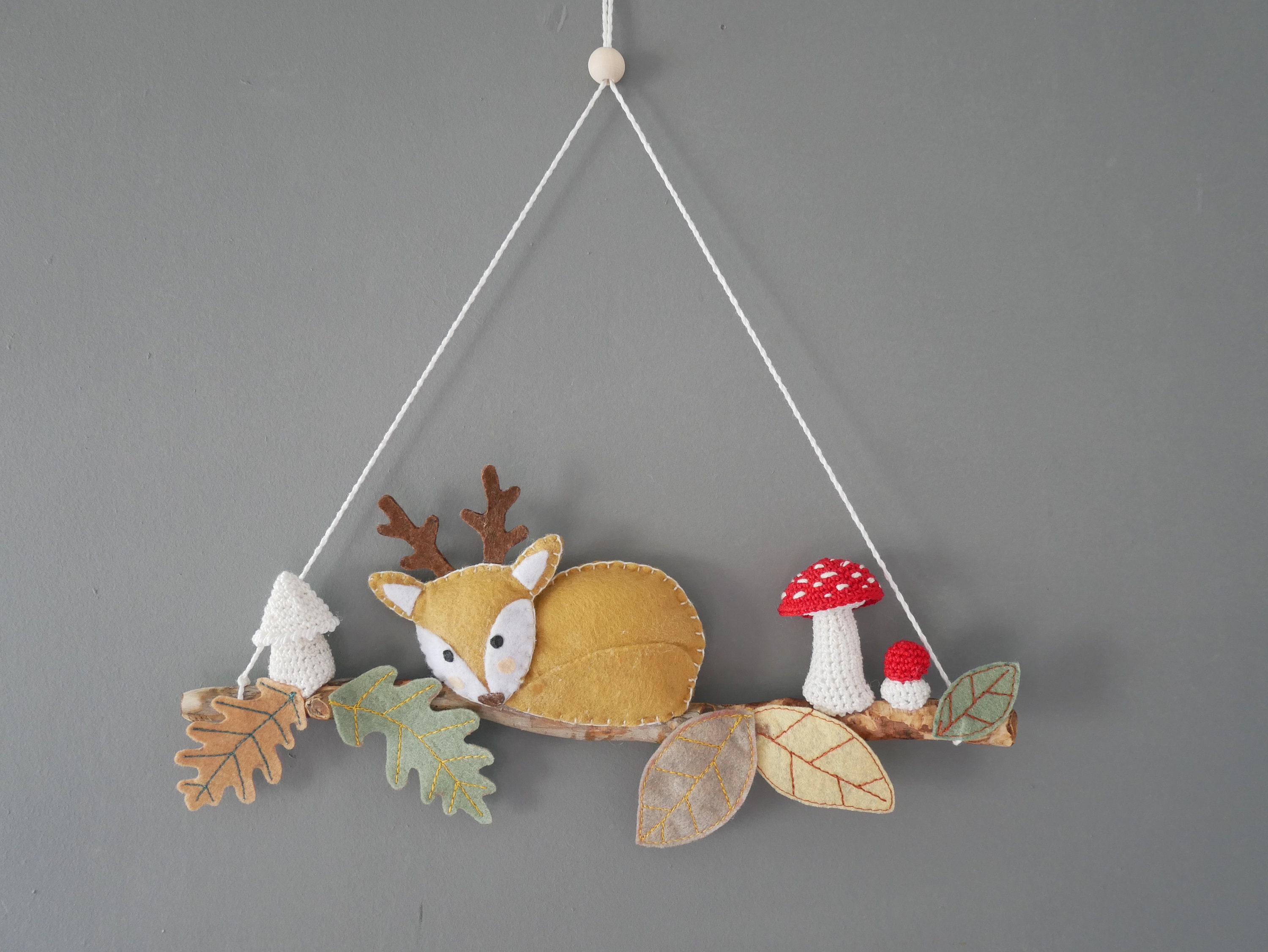 Décoration/Suspension en Bois, Cerf, Feuilles et Champignons