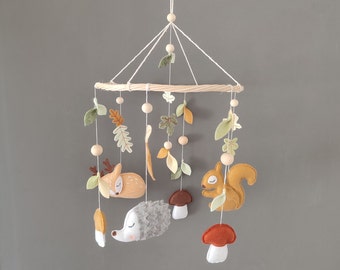 Handgefertigtes Babymobile mit Waldmotiv