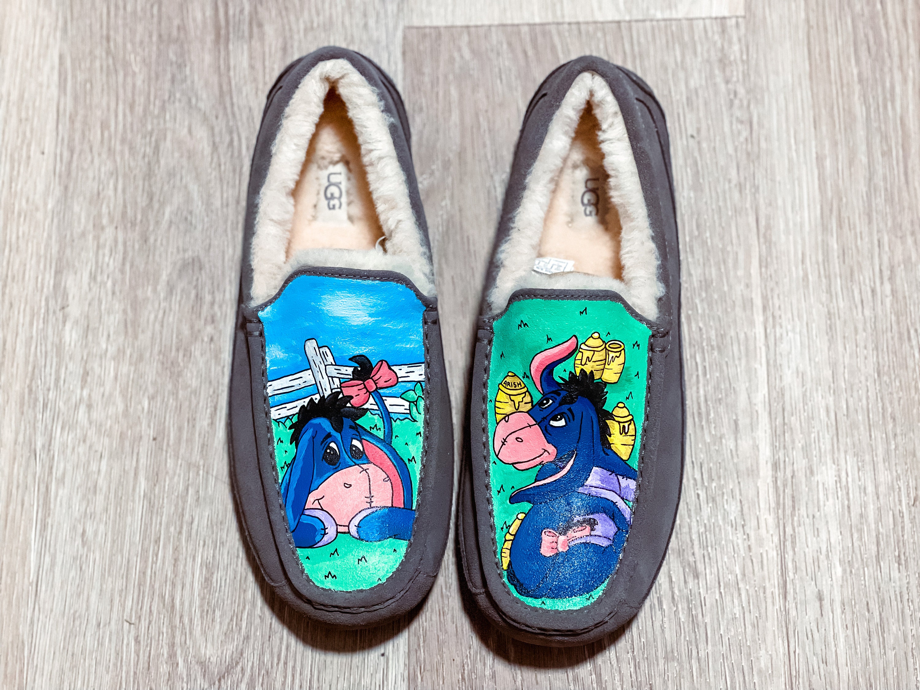 Virtuair Airbrush Studios - Custom UGGS #uggs #airbrushart #airbrush  #design #boots #shoes #paint #custompaint #footwear #flowers #createx  #iwata #badger #passache #art #arttwork #intasfame