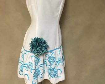 Sears Vintage (60s) Summer Shift  Day/House Dress. White w/ turquoise flowers embroidered and raised. Cotton