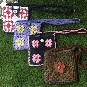 Monedero cuadrado de abuela (crochet) hecho a mano, forrado con un bolsillo. Lo suficientemente grande para guardar tus cosas y lo suficientemente pequeño para no resultar recargado.