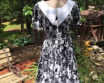 Vintage Rockabilly Square Dance Dress Black and White Floral.  Big collar  Hand Made 1970's Twirls great!!!