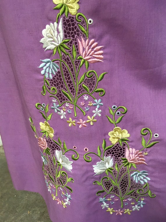 Gorgeous Vintage (1960s) Lavender Embroidered Lin… - image 2