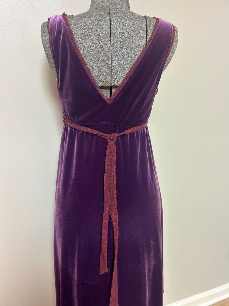 Vintage Free People Purple Velvet dress with Rhinestone/silver accent pin. afbeelding 7