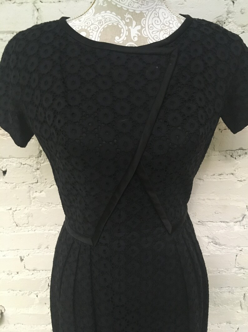 This is an "Leslie Fay Original" black eyelet cotton shift day dress ca 1960 Sz M In fantastic shape. image 5