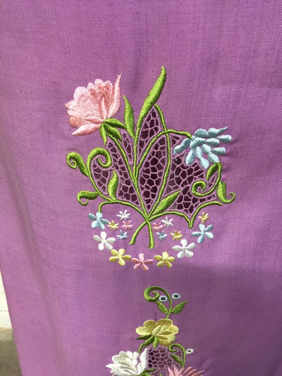 Gorgeous Vintage (1960s) Lavender Embroidered Lin… - image 3