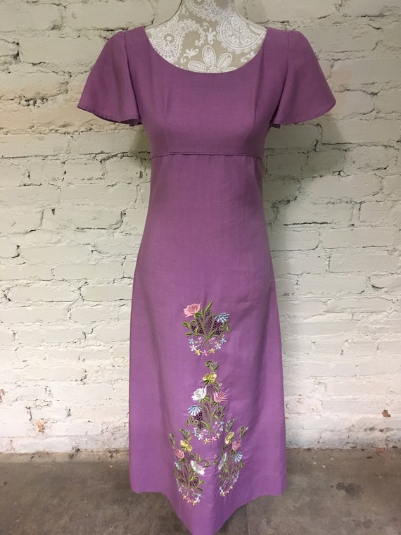 Gorgeous Vintage (1960s) Lavender Embroidered Lin… - image 1