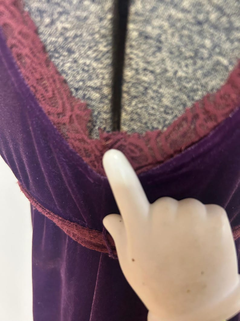 Vintage Free People Purple Velvet dress with Rhinestone/silver accent pin. afbeelding 9