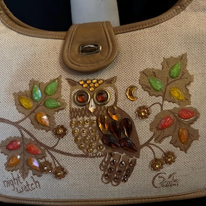 Cartera Night Watch de Enid Collins en fantásticas condiciones. Obviamente, la compró para mirarla, ya que no parece tener señales de uso.