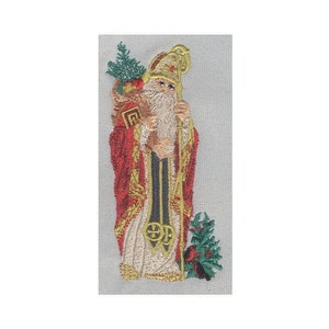 Puede incluir: Imagen bordada de San Nicolás, con una túnica roja y dorada, sosteniendo un báculo y un saco con un pequeño árbol de Navidad. El santo tiene una larga barba blanca y lleva una corona dorada.