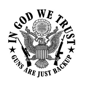 Könnte beinhalten: Schwarzweißes Grafikdesign mit dem Großen Siegel der Vereinigten Staaten mit den Worten "In God We Trust" und "Guns Are Just Backup".