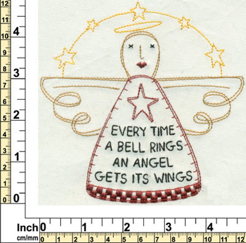 Puede incluir: &Aacute;ngel bordado con un vestido rojo y blanco y un halo dorado. El &aacute;ngel tiene una estrella en el pecho y el texto "Every time a bell rings an angel gets its wings".