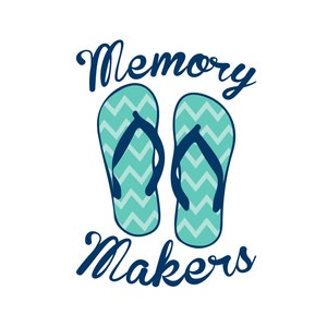 Pode incluir: Um par de chinelos azuis com um padrão de chevron e o texto "Memory Makers" em azul marinho.