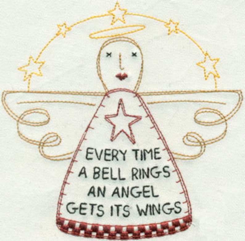Puede incluir: &Aacute;ngel bordado con un vestido a cuadros rojos y blancos y una estrella en el frente. El &aacute;ngel tiene un halo y alas. El texto "Every time a bell rings an angel gets its wings" est&aacute; bordado en el vestido.