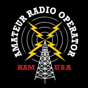 Puede incluir: Un diseño gráfico negro con una torre de radio blanca centrada bajo dos rayos amarillos cruzados. Círculos blancos concéntricos rodean la torre. El texto AMATEUR RADIO OPERATOR aparece arqueado arriba, mientras que HAM y USA están en rojo.