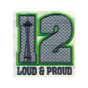 Puede incluir: Parche bordado verde y gris con el n&uacute;mero 12, una silueta de la Space Needle y el texto "Loud & Proud".