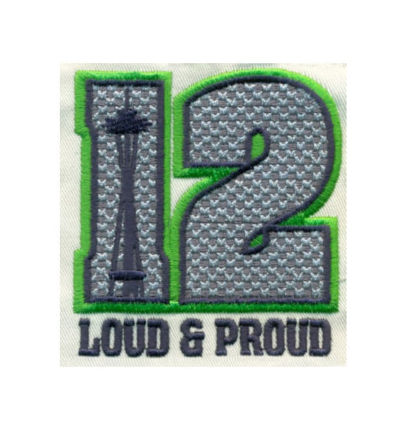 Puede incluir: Parche bordado verde y gris con el n&uacute;mero 12, una silueta de la Space Needle y el texto "Loud & Proud".