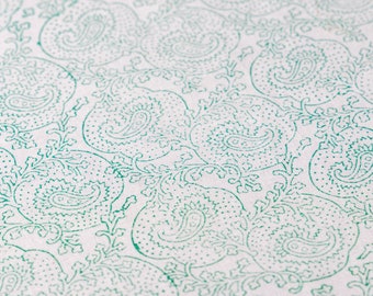 Mantel de algodón estampado a mano: elegante diseño floral verde.