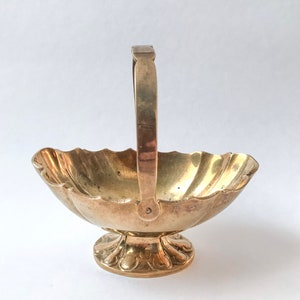 Small Brass Basket with Handle / Made in India // Vintage Brass Decor