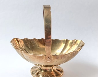 Small Brass Basket with Handle / Made in India // Vintage Brass Decor