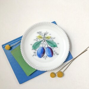 Westmoreland Pflaumenmilch Glasteller mit Perlenrand // Vintage handbemalter Teller