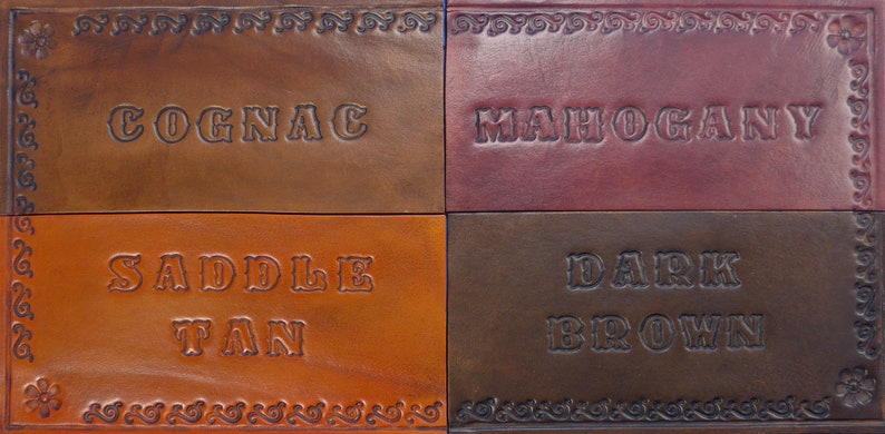 Pode incluir: Quatro amostras de couro com texto em relevo mostrando diferentes cores de couro: Conhaque, Mogno, Marrom Sela e Marrom Escuro.