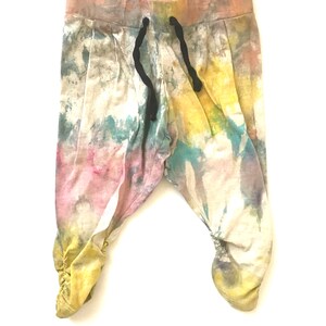 Könnte beinhalten: Eine farbenfrohe Batikhose mit Kordelzug. Die Hose ist aus weichem, bequemem Stoff und hat eine lockere Passform.