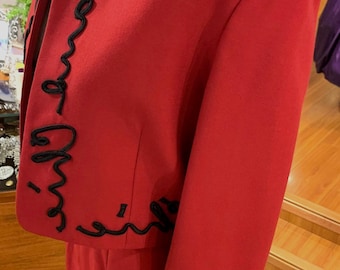 Traje rojo económico y elegante de Moschino de los años 80