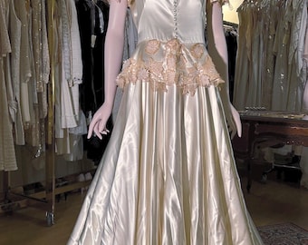 Jaren '30 luxe art-deco trouwjurk van peau de soie en zijden organza. S/M