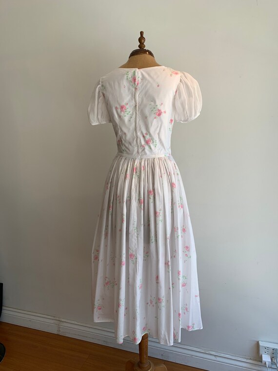 1950s White Milkmaid Puff Sleeve Floral Print Dre… - image 3