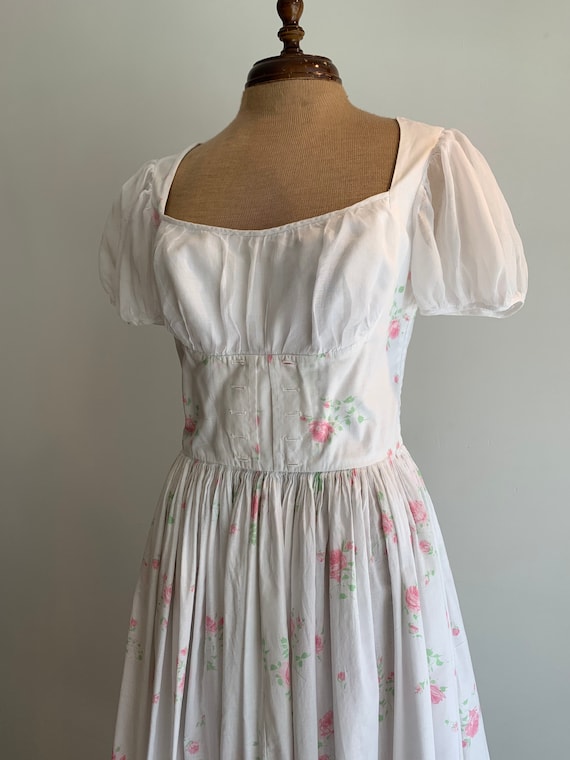 1950s White Milkmaid Puff Sleeve Floral Print Dre… - image 4