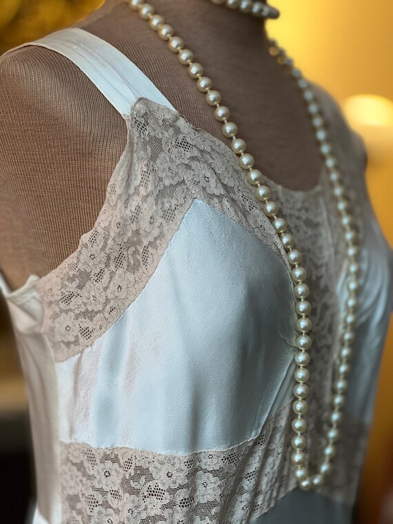 1930s Art Deco White Bias Cut Satin and Lace Dres… - image 3