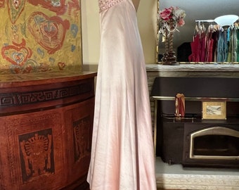 1950s Mid-Century Luxurious Pink Silk Peau de Soie w Hand Beaded Bohemian Czeck Crystals,Antique Paste n Pearls Floor Length Gala Gown SzS/M