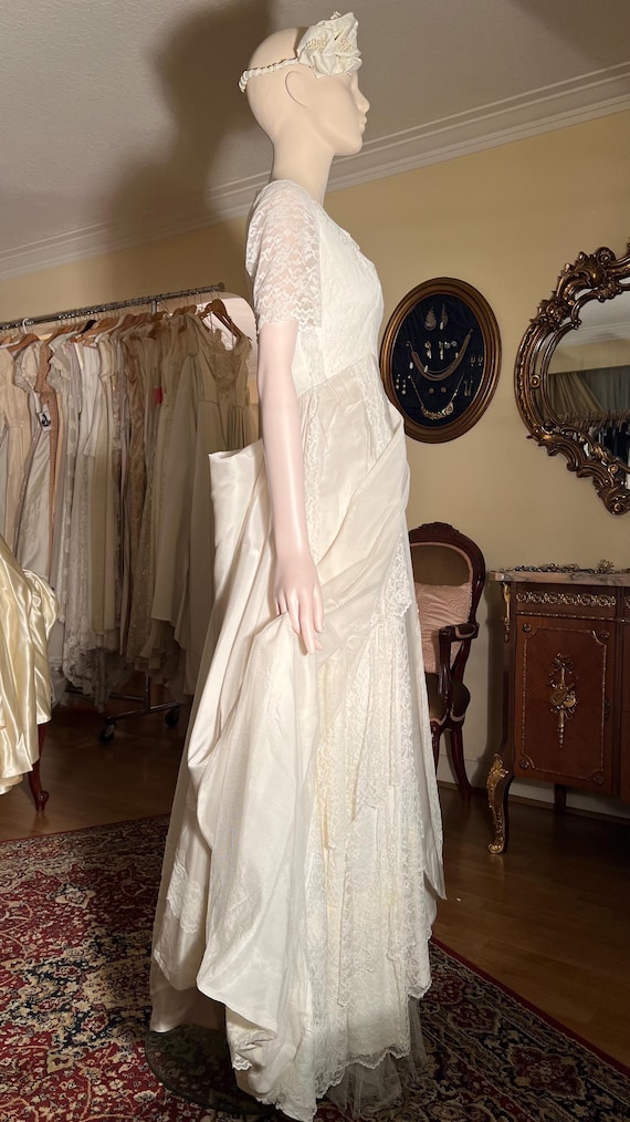 1950s White Spanish Lace and Taffeta Elbow Sleeves Five Layers Lace Wedding Gown Floor Length SzS 1950s White Spanish Lace and Taffeta Elbow Sleeves Five Layers Lace Wedding Gown Floor Length SzS