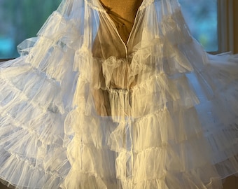 Splendido abito da sposa con mantella in tulle bianco vintage couture degli anni '40, realizzato in Italia