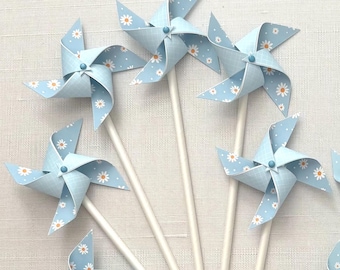 Blue daisies mini pinwheels: Party favors, floral decor